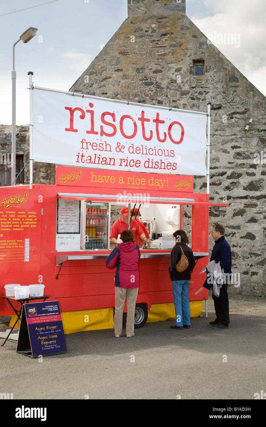 Fresco e delizioso Risotto vegetariano cucina take away. Dinnet tradizionale scozzese Boat Festival, Mobile catering trailer italiano di vendita piatti a base di riso. Foto Stock