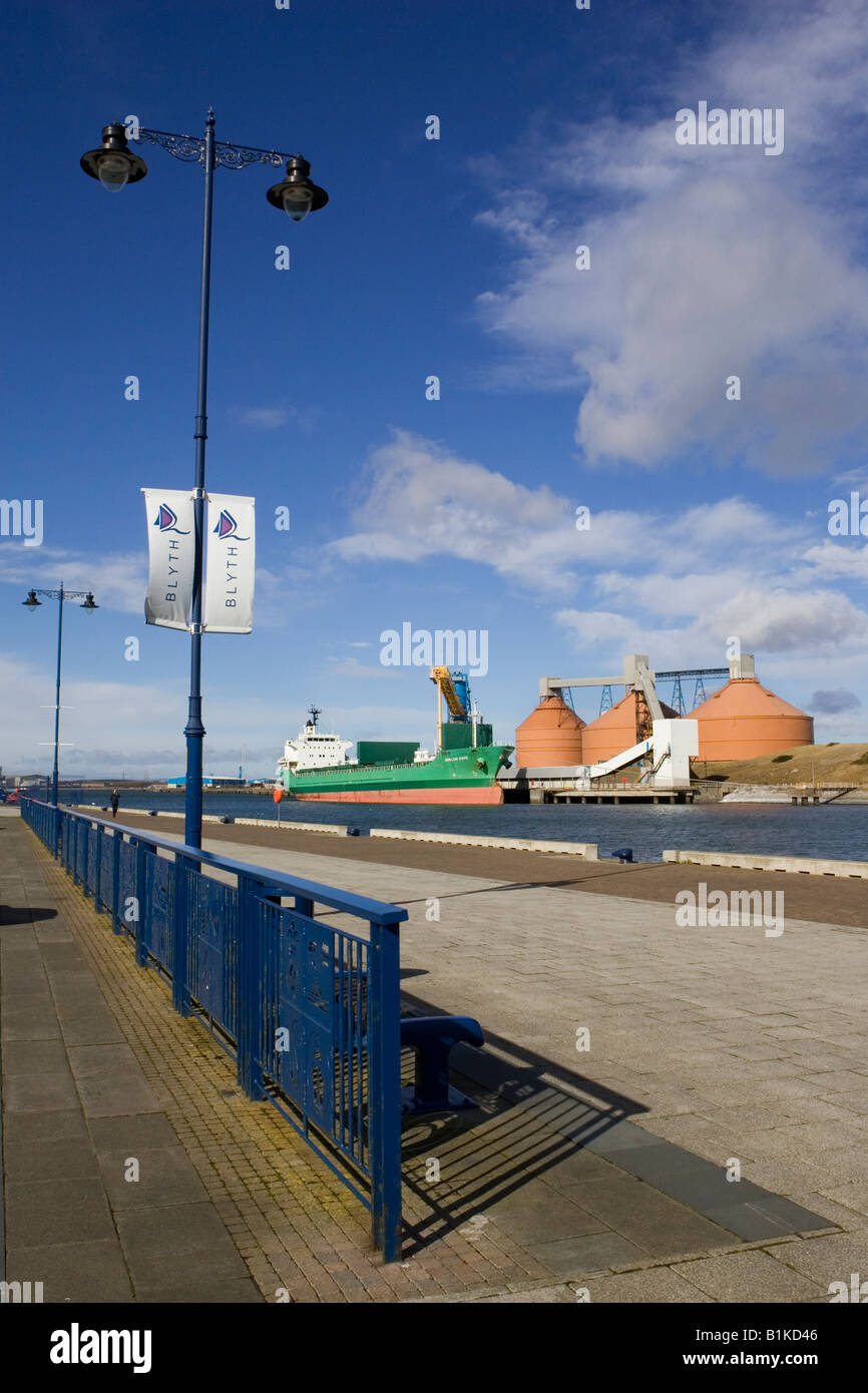 Un dispositivo di scarico di aspirazione in azione lo scarico di una barca presso la Alcan Aluminium minerale terminale presso il porto di Blyth nel Northumberland Foto Stock