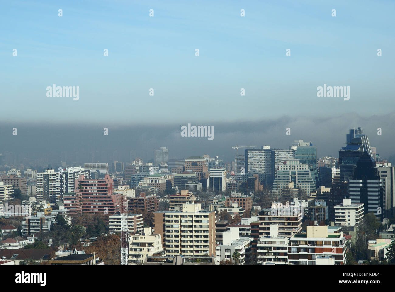 Una spessa coltre di smog incombe sulla centrale di Santiago del Cile. Questo tipo di inquinamento atmosferico è tipico dei mesi invernali. Foto Stock