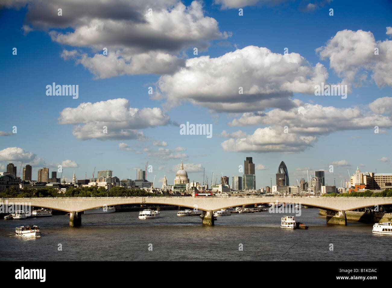 Waterloo bridge e il fiume Tamigi Londra Inghilterra Gran Bretagna REGNO UNITO Foto Stock
