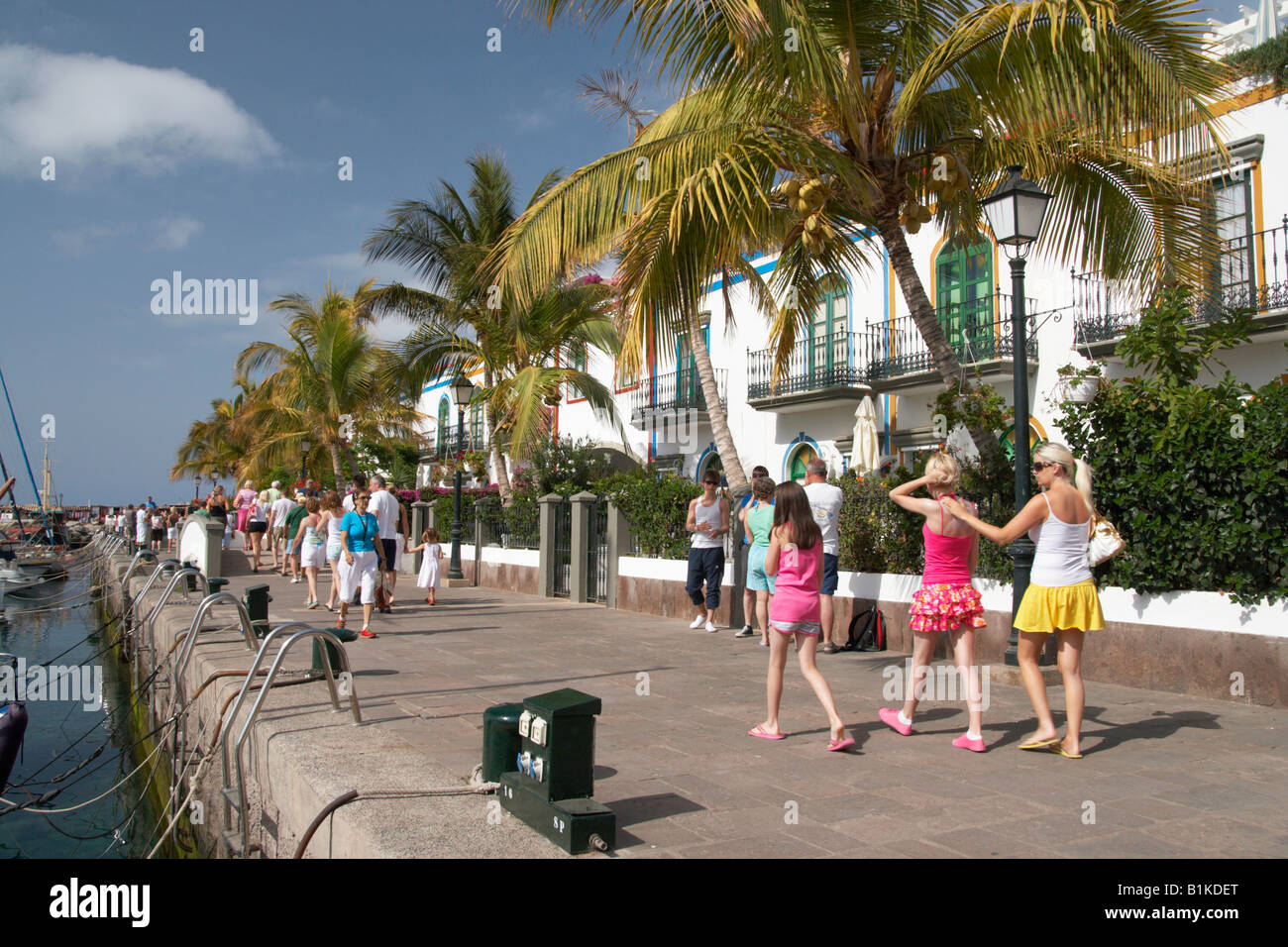 Passeggiate turistiche attorno al porto turistico di Puerto de Mogan su Gran Canaria nelle Isole Canarie. Foto Stock