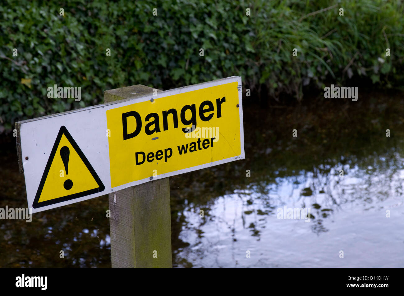 Avviso di pericolo per acqua profonda Foto Stock