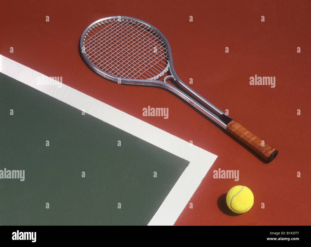 Racchetta da tennis e la sfera sulla Corte dettaglio Foto Stock