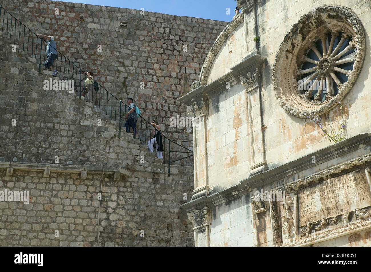 I turisti a piedi fino alle mura della città di San Salvatore è la Chiesa, Dubrovnik, Croazia Foto Stock