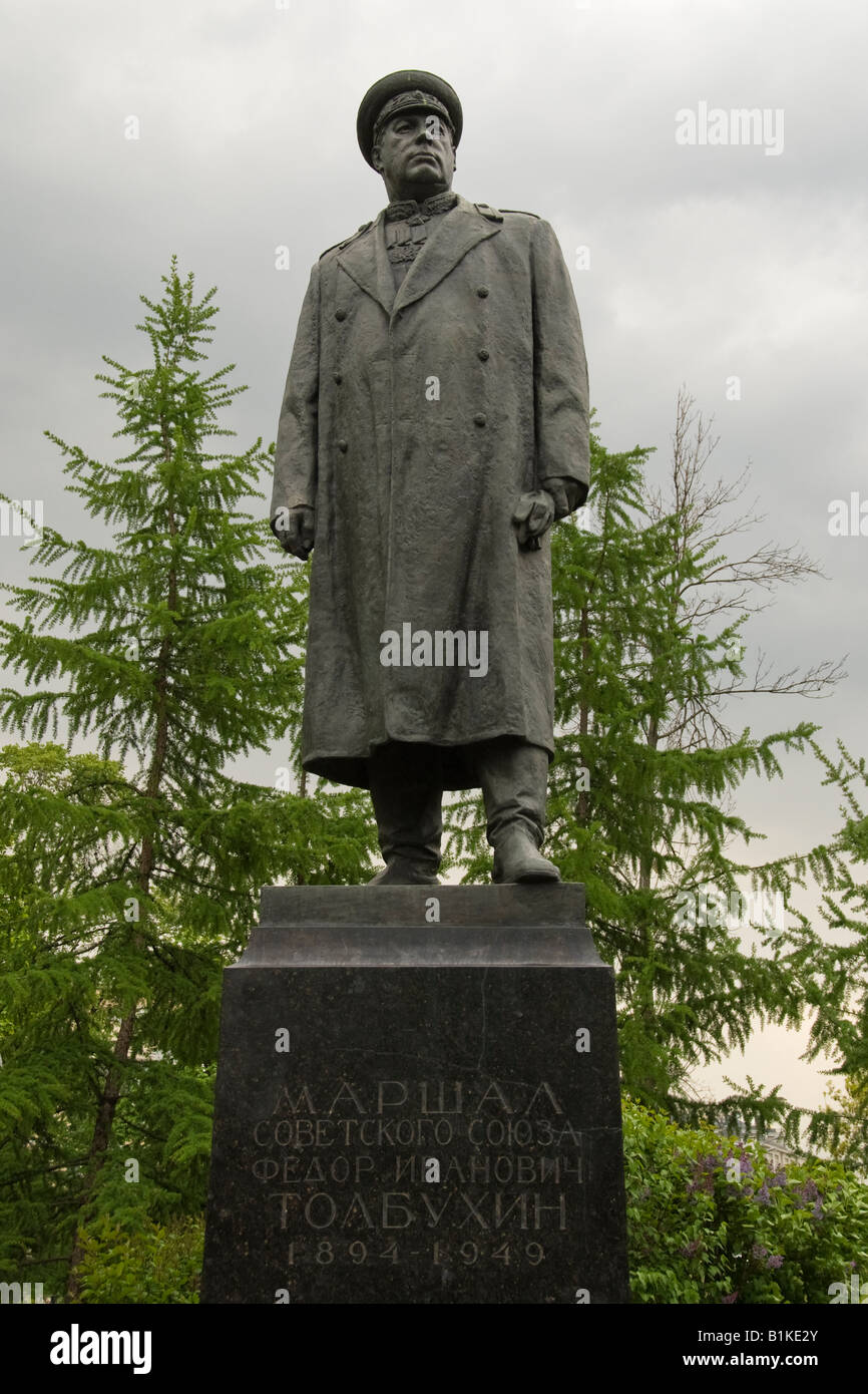 Statua del condottiero russo Fedor Tolbukhin vicino all'animale Durov teatro di Mosca Foto Stock