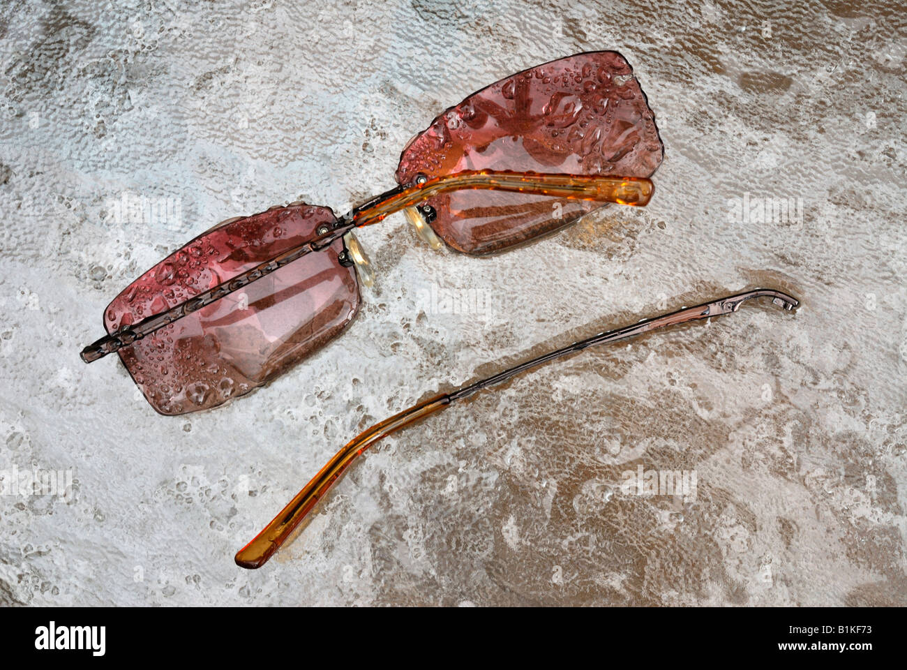 Occhiali Da Sole Rotti Immagini e Fotos Stock - Alamy