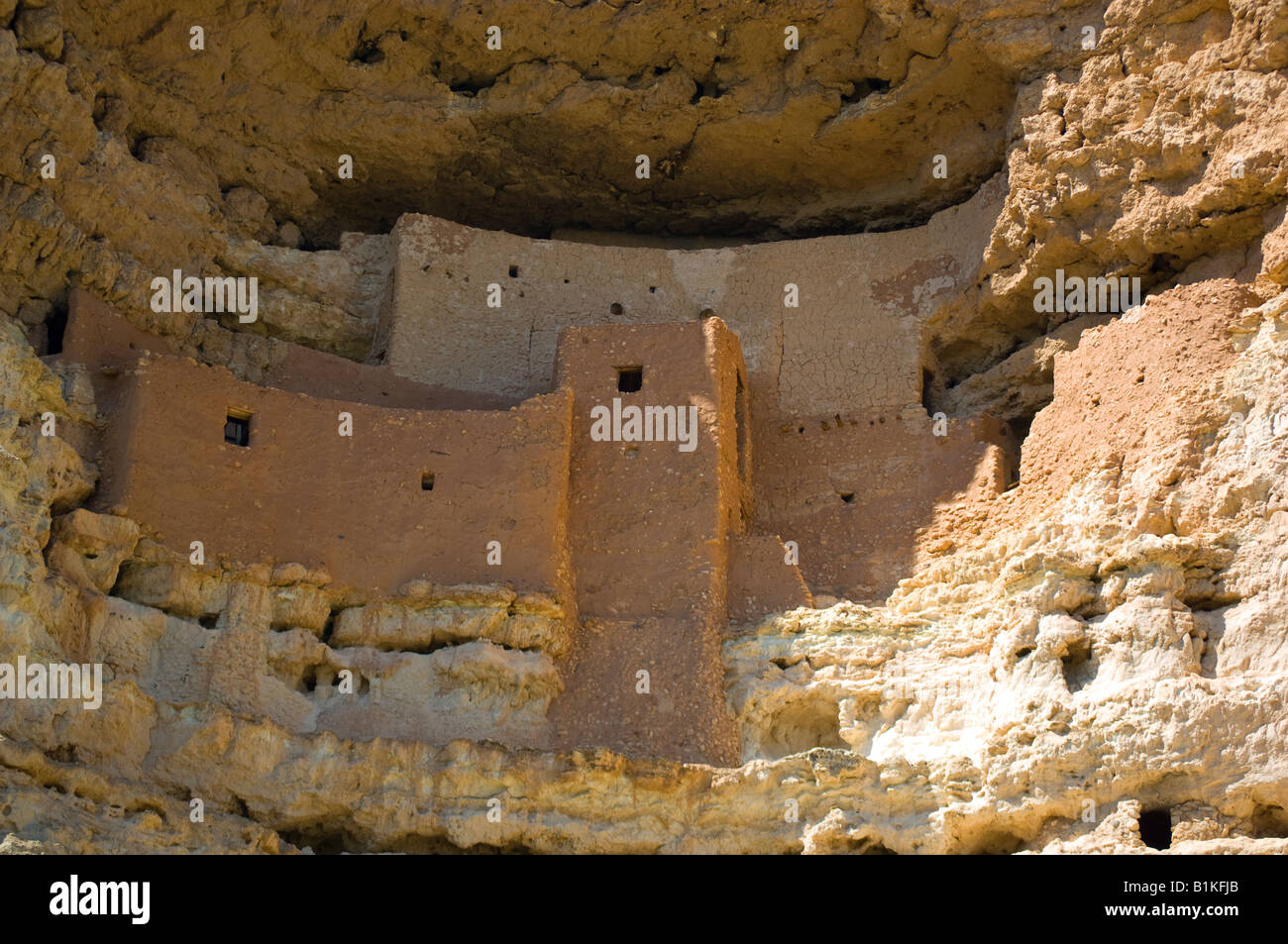 Cliff Dwellings in una roccia calcarea a Montezuma Castle National Monument vicino Campe Verde Arizona Foto Stock