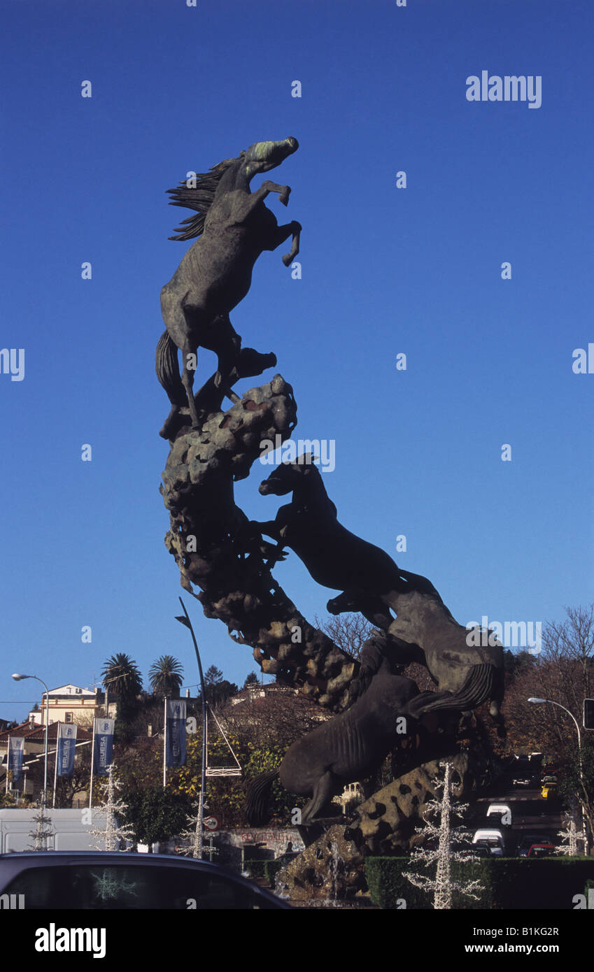 Los Caballos / la scultura di cavalli di metallo di Juan José Oliveira in Plaza España, Vigo, Galizia, Spagna Foto Stock