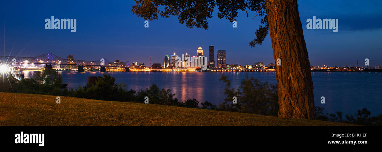 Panorama di Louisville, Kentucky Skyline al crepuscolo si riflette nel fiume Ohio Shot dalla Ashland Park a Jeffersonville Indiana Foto Stock