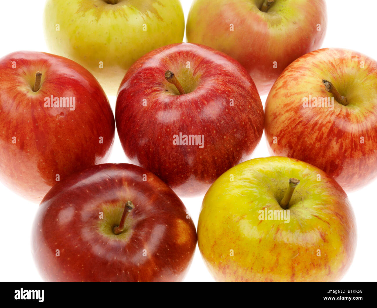 Fresche e mature succose dolci assortiti sano di mangiare le mele isolata contro uno sfondo bianco con nessun popolo e un tracciato di ritaglio Foto Stock