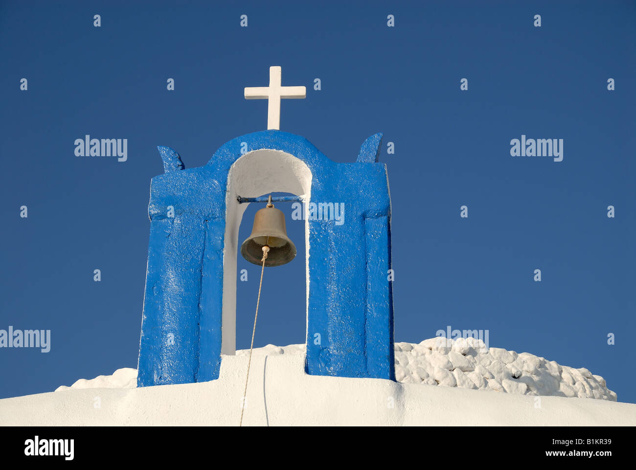 Il campanile con la croce a Santorini, Grecia Foto Stock