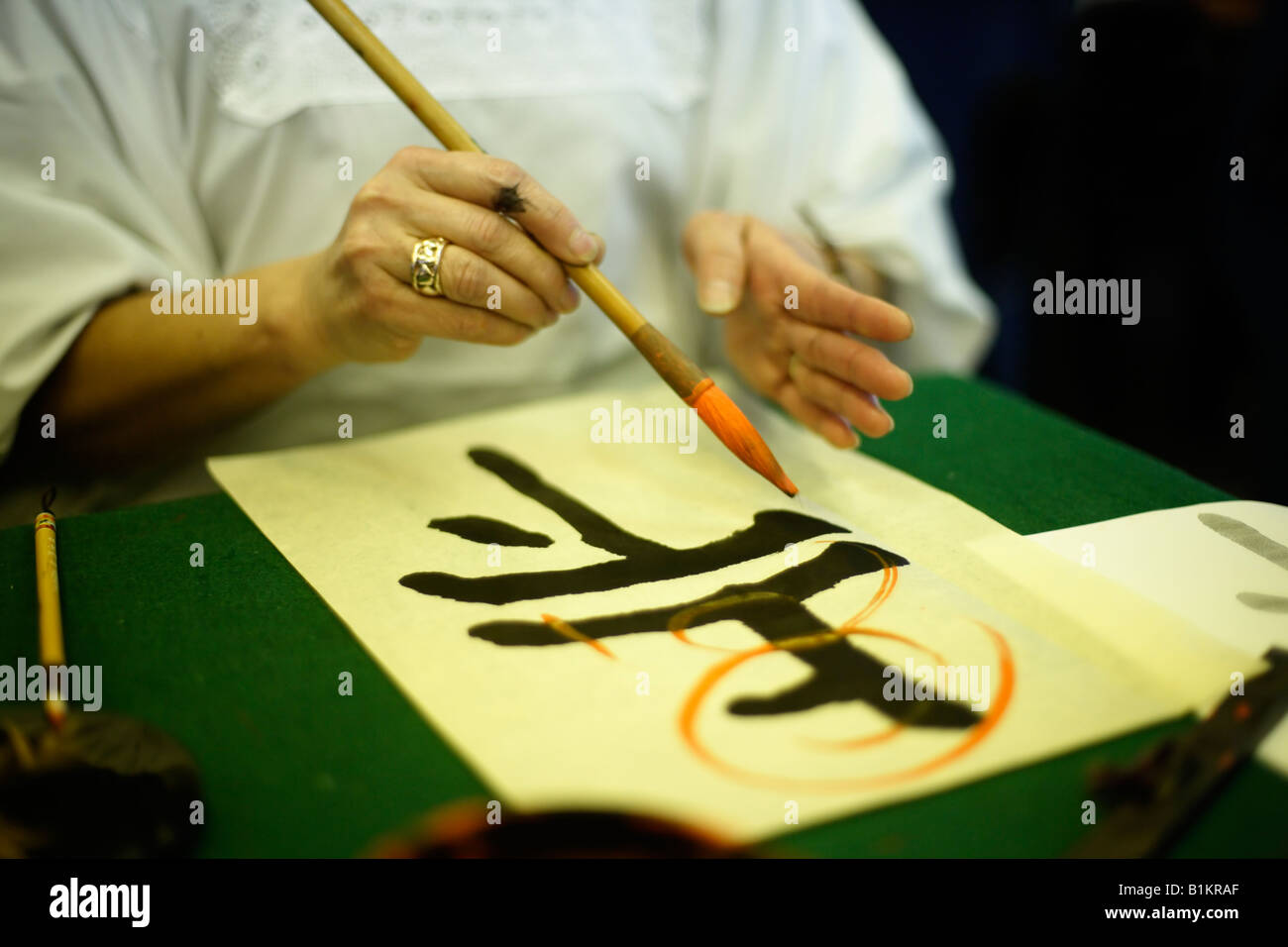 La calligrafia giapponese master dimostra la sua arte Foto Stock