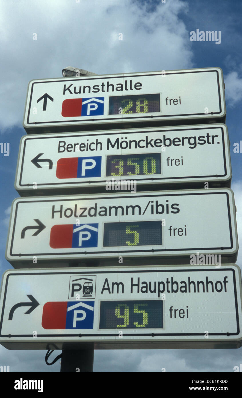 Cartello stradale che indica disponibili spazi per il parcheggio auto nel centro della città di Amburgo, Germania Foto Stock