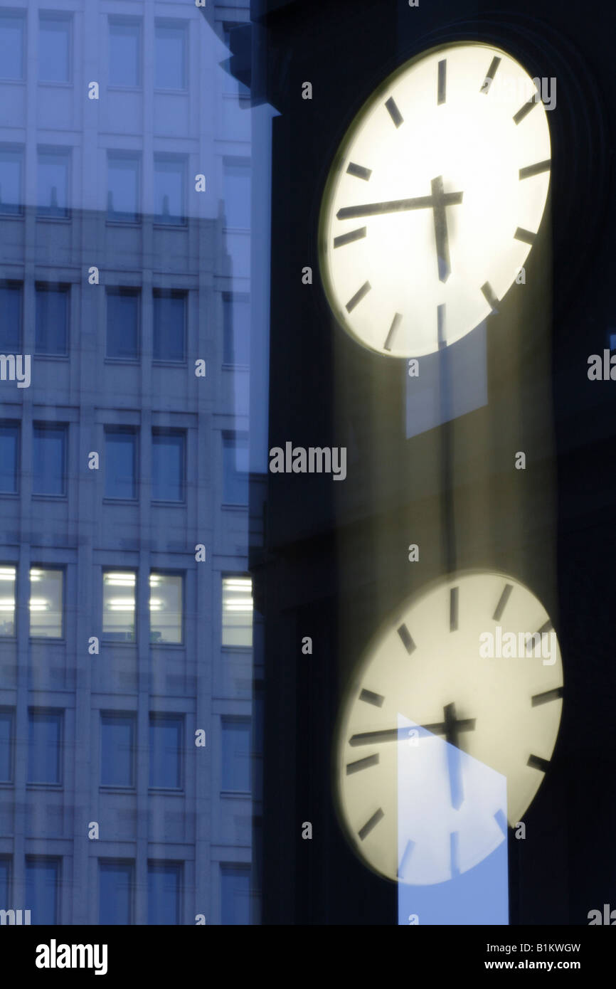 Orologio illuminato e di edifici per uffici a la piazza Potsdam, Berlino, Germania Foto Stock