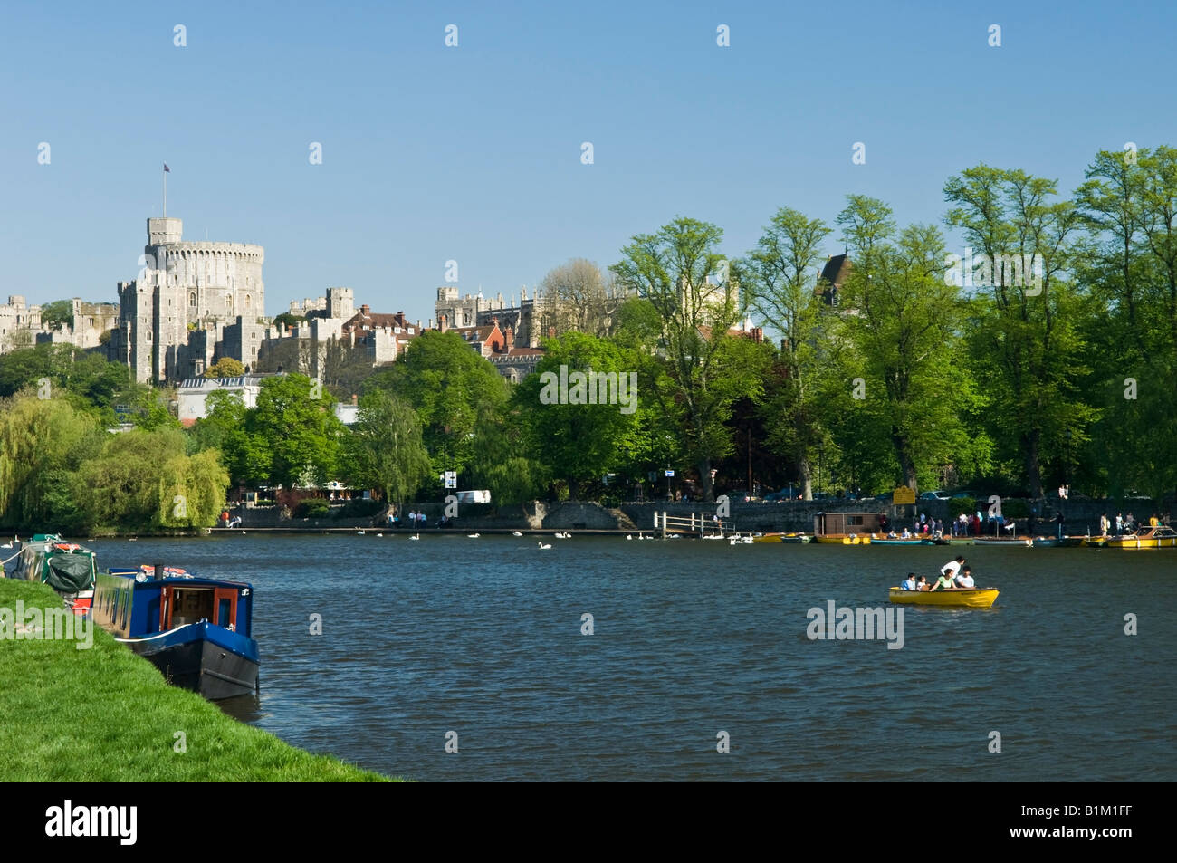 Il Castello di Windsor e visto da Eton prati attraverso il Fiume Tamigi Windsor Berkshire England Regno Unito Foto Stock