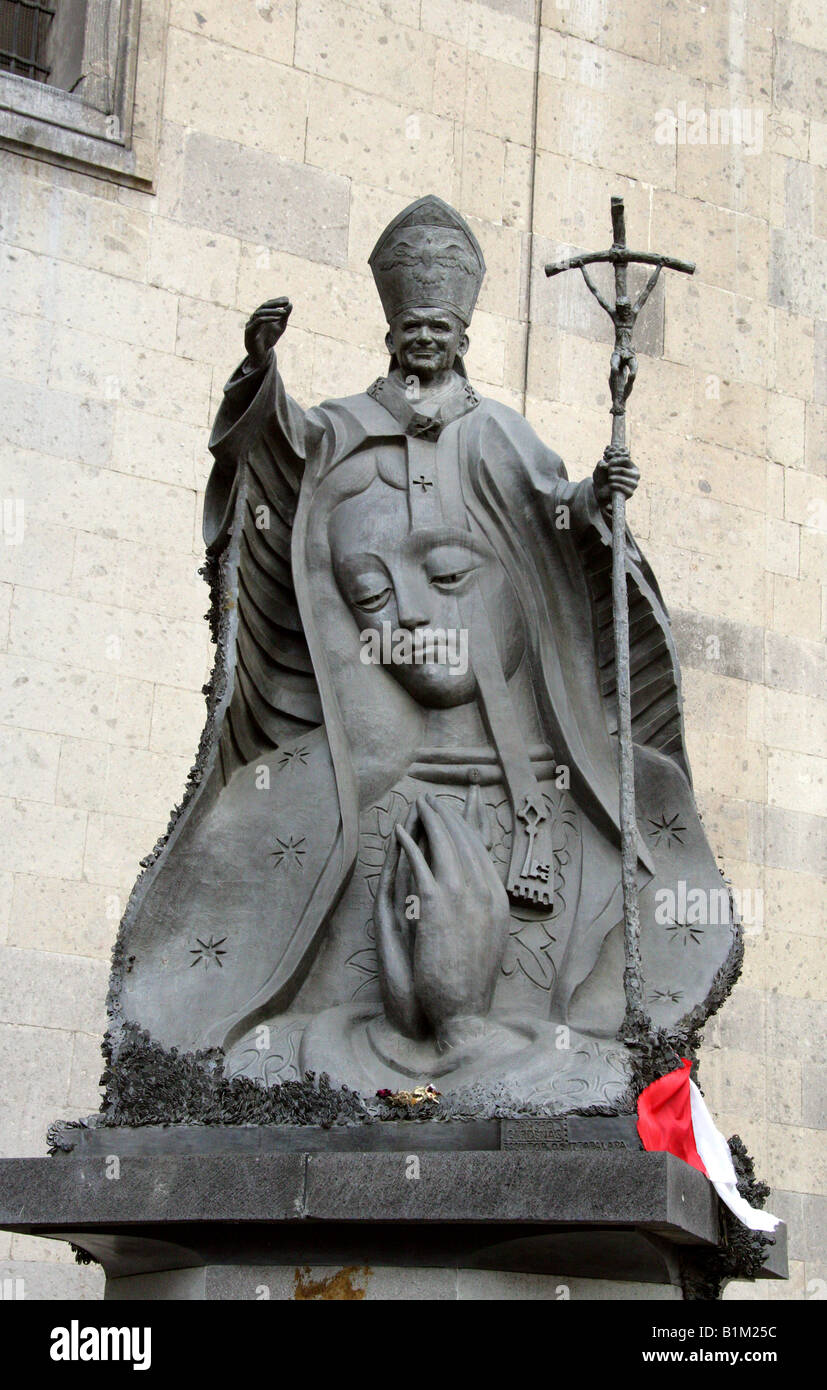 La statua di Papa Giovanni Paolo II, papa Juan Pablo II, Cattedrale Metropolitana, Piazza Zocalo, Plaza de la Constitucion, Città del Messico Foto Stock