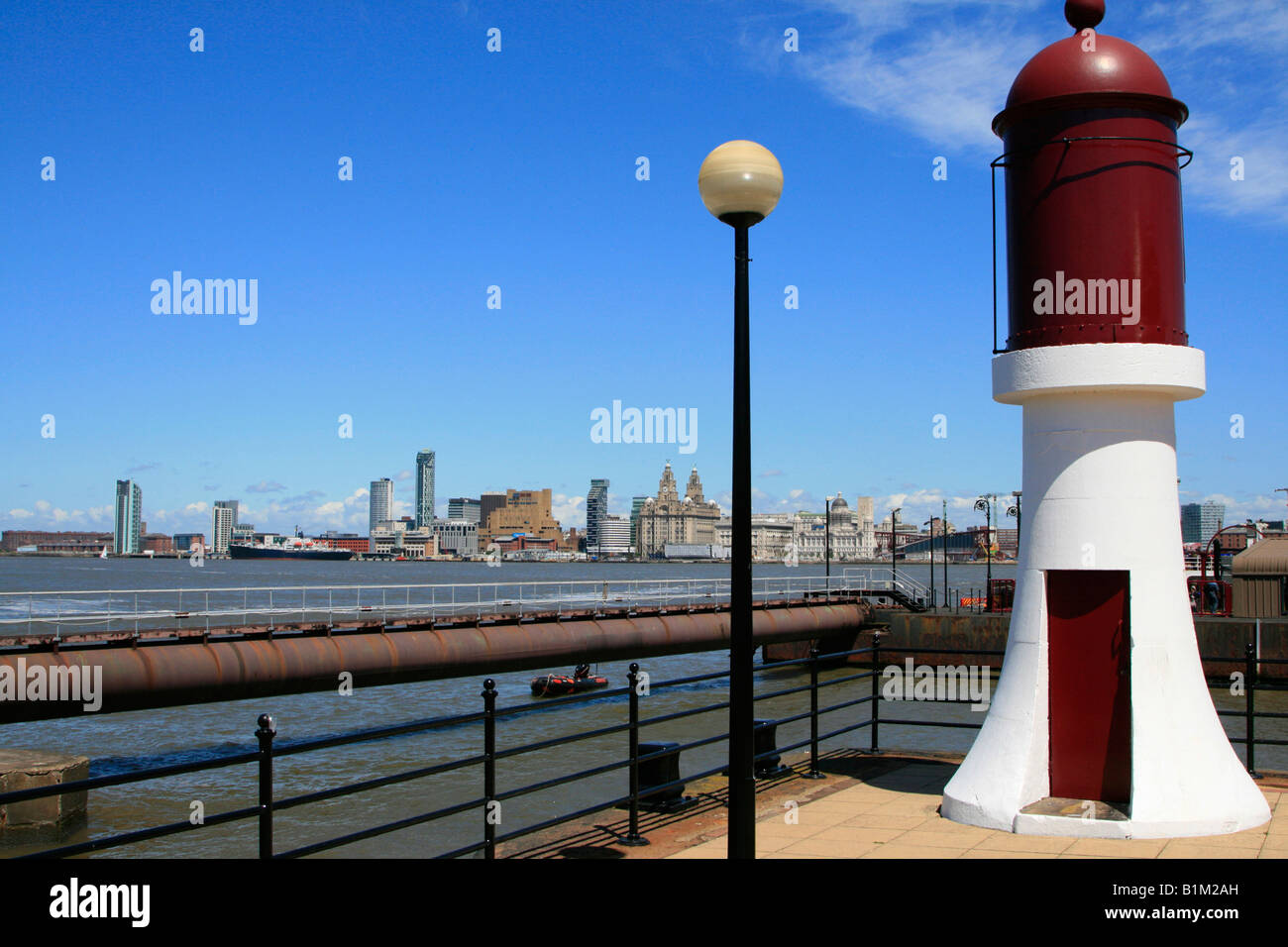 Vista di Birkenhead sul fiume Mersey per la città di Liverpool England Regno unito Gb Foto Stock