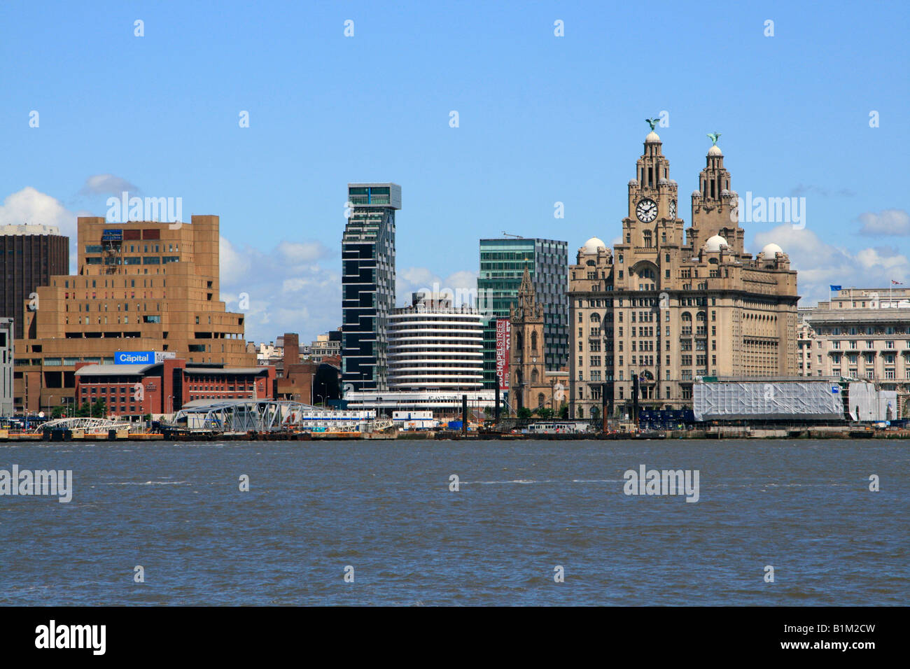Vista di Birkenhead sul fiume Mersey per la città di Liverpool England Regno unito Gb Foto Stock