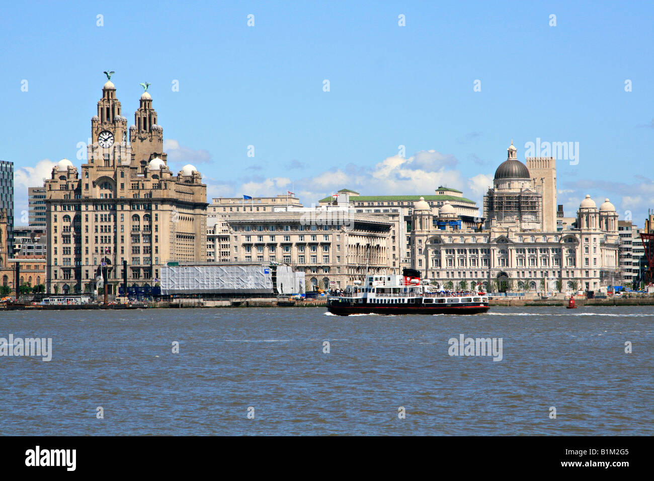 Vista di Birkenhead sul fiume Mersey per la città di Liverpool liver building England Regno unito Gb Foto Stock