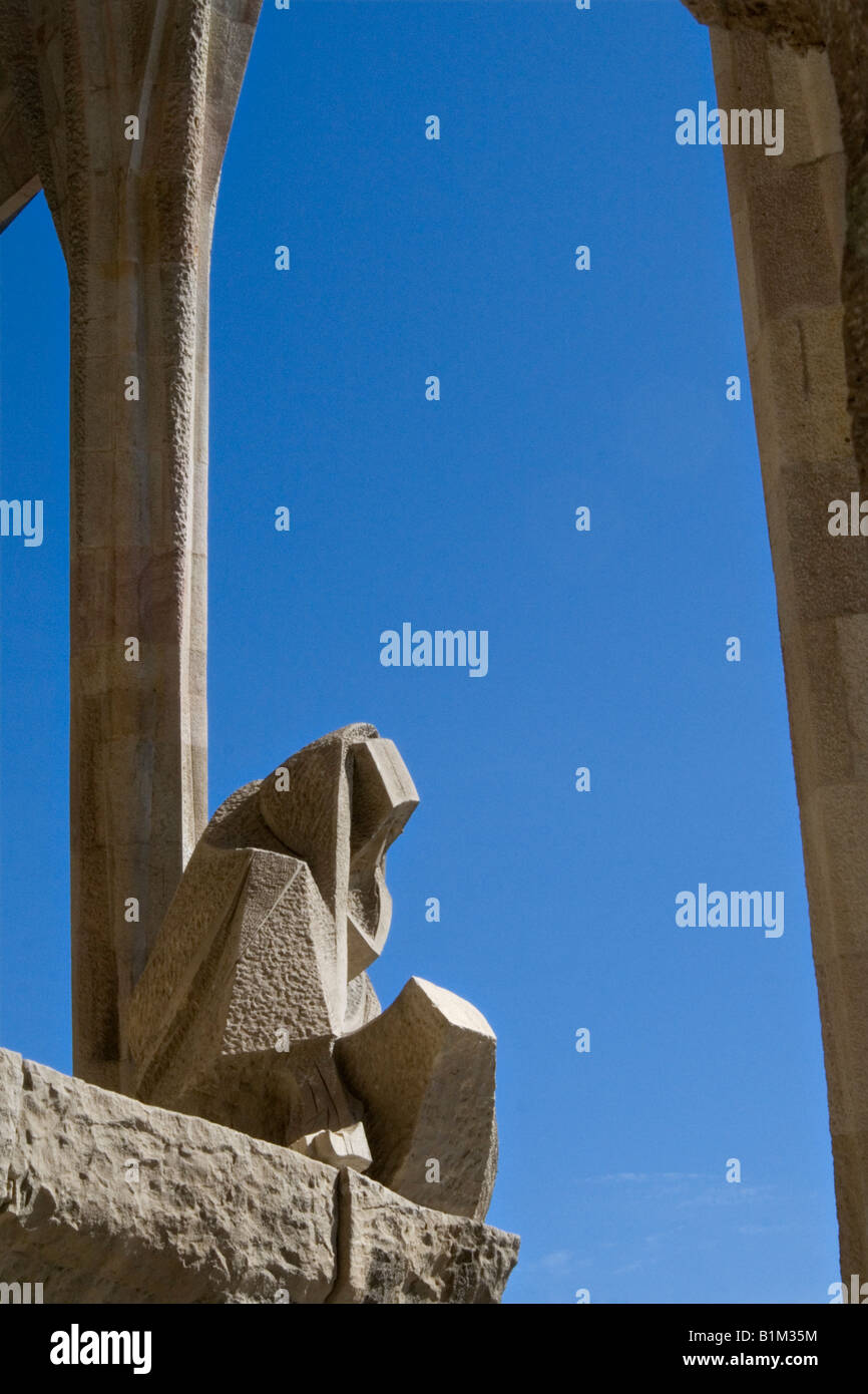 Una statua religiosa nella famosa Sagrada Familia a Barcellona Spagna Foto Stock