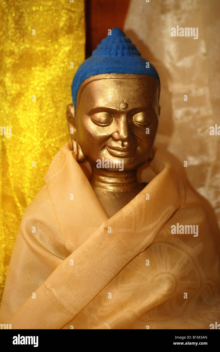Gautama Buddha (Siddhattha Gotama o Shakyamuni Buudha) figura in una tradizionale sala di preghiera in Tibetan House Foto Stock