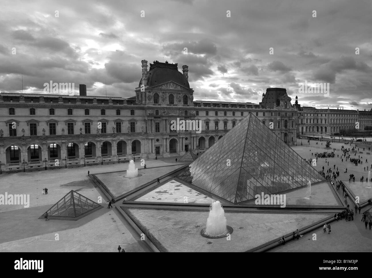 Il cortile e la piramide di vetro del Louvre di Parigi Francia Foto Stock