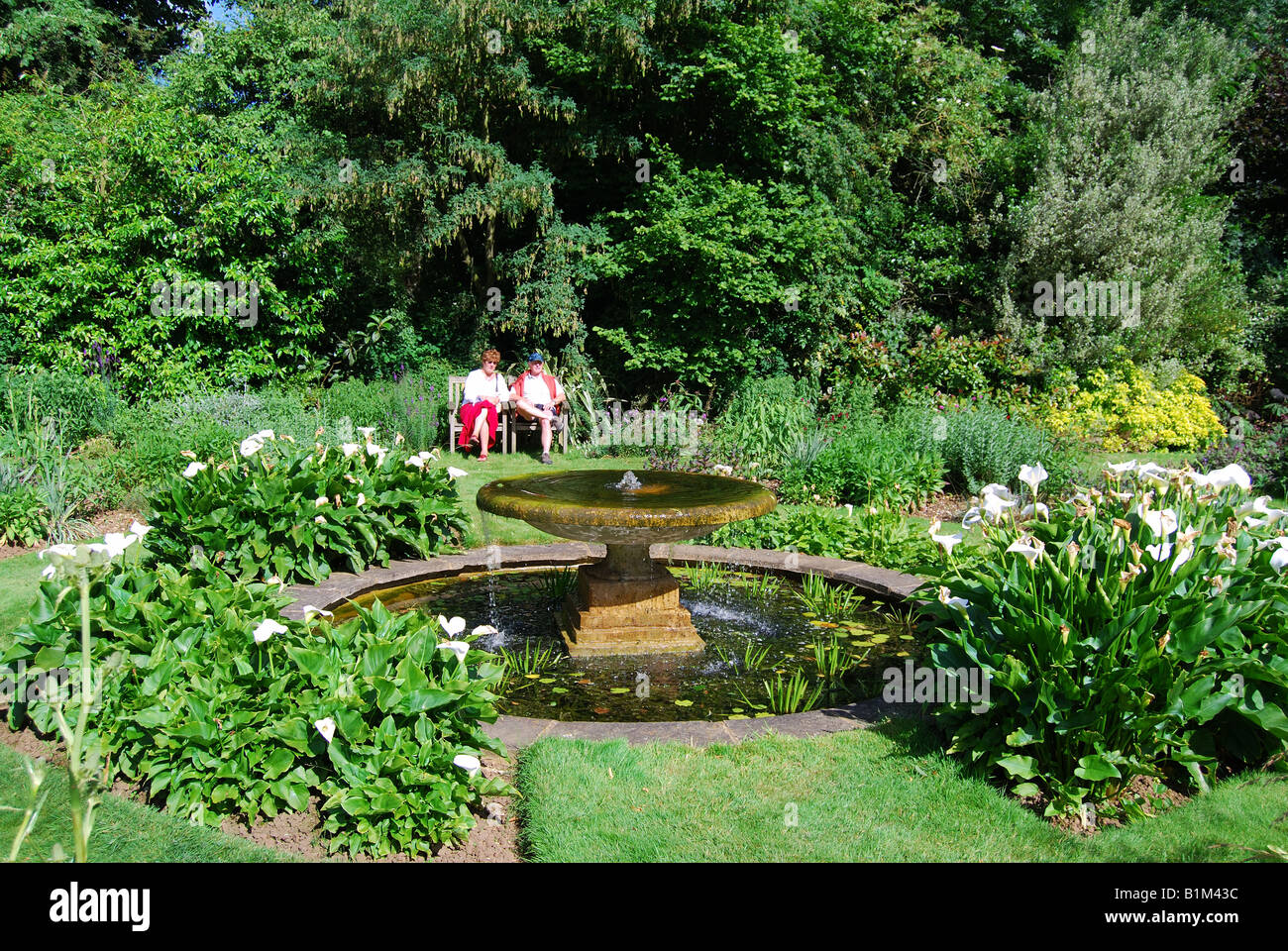 Il vecchio Paglia (Enid Chelmsford dell ex casa) giardino, Coldmoorholme Lane, Bourne End, Buckinghamshire, Inghilterra, Regno Unito Foto Stock