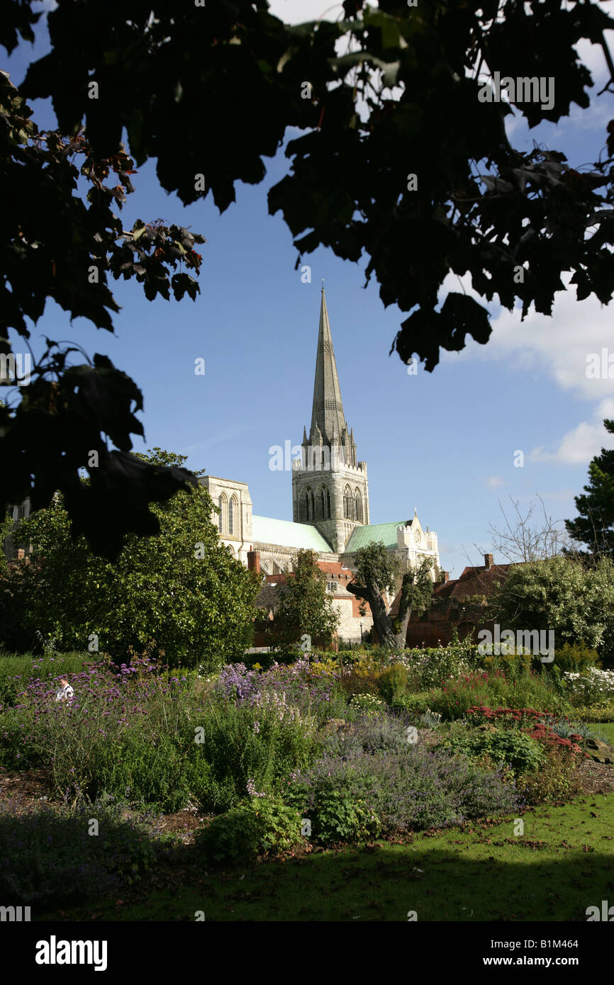 Città di Chichester, Inghilterra. Palazzo dei Vescovi giardini con la Cattedrale della Santa Trinità di Chichester in background. Foto Stock