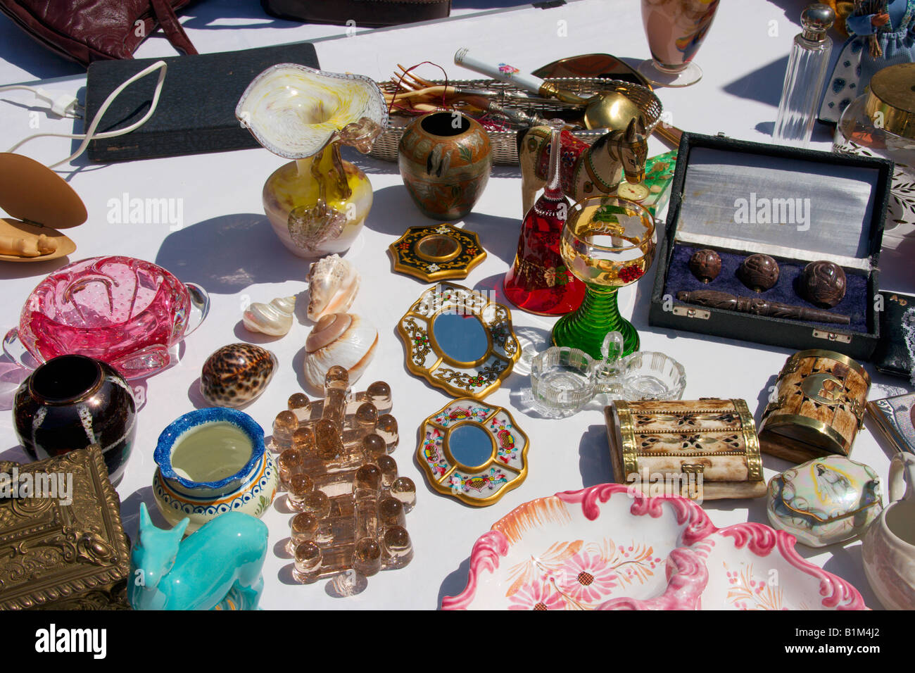 Francese street market vendita di bric-a-brac, brocante e oggetti di antiquariato Foto Stock