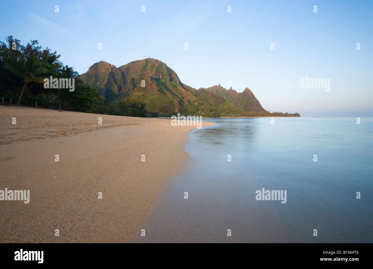 Spiaggia di gallerie e le scogliere noto come Bali Hai Kaua'i Hawaii USA Foto Stock