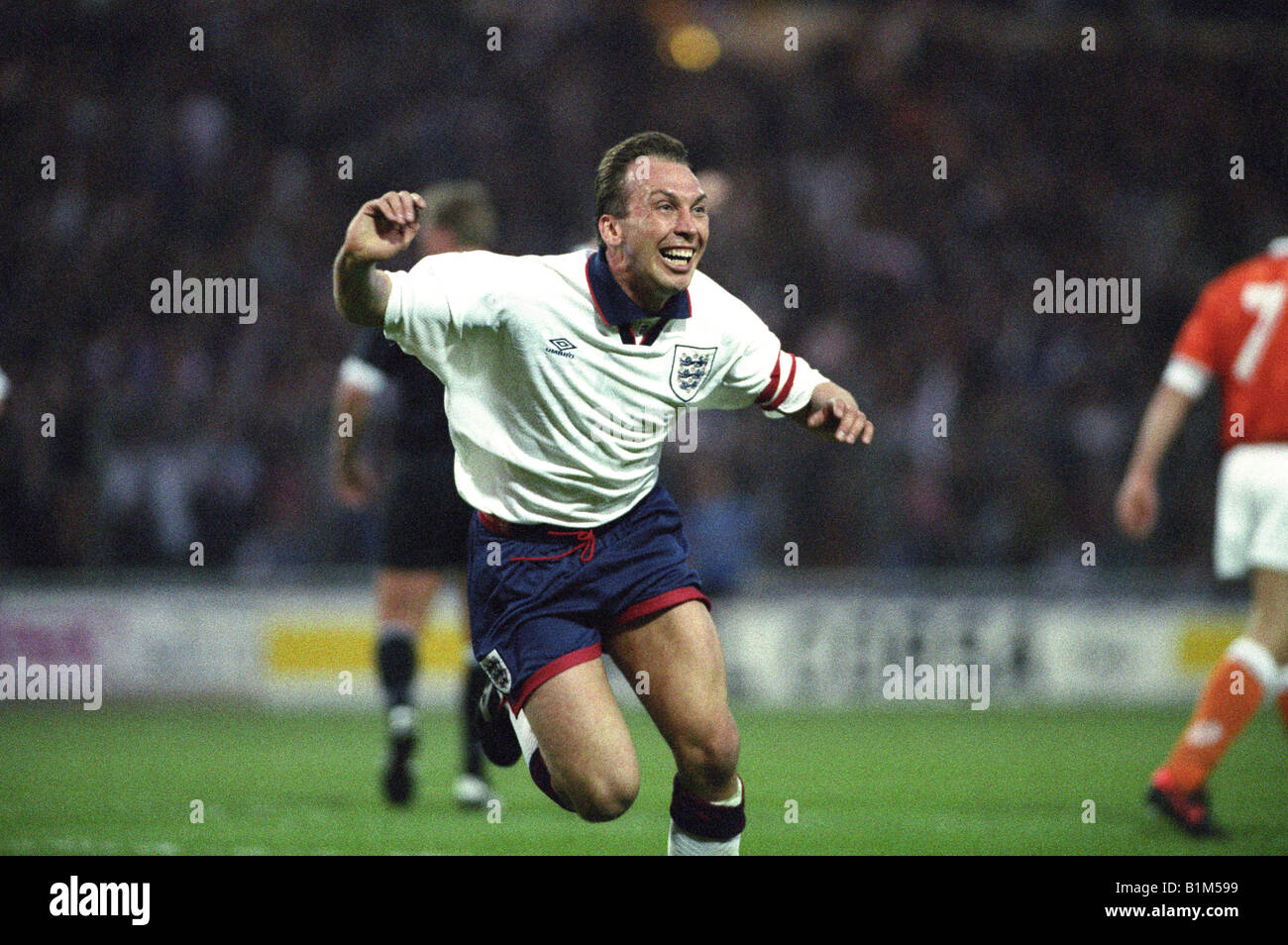 David Platt celebra il suo obiettivo Inghilterra e Olanda a Wembley 28 4 93 Foto Stock David Platt celebra il suo obiettivo Inghilterra e Olanda a Wembley 28 4 93 Foto Stock