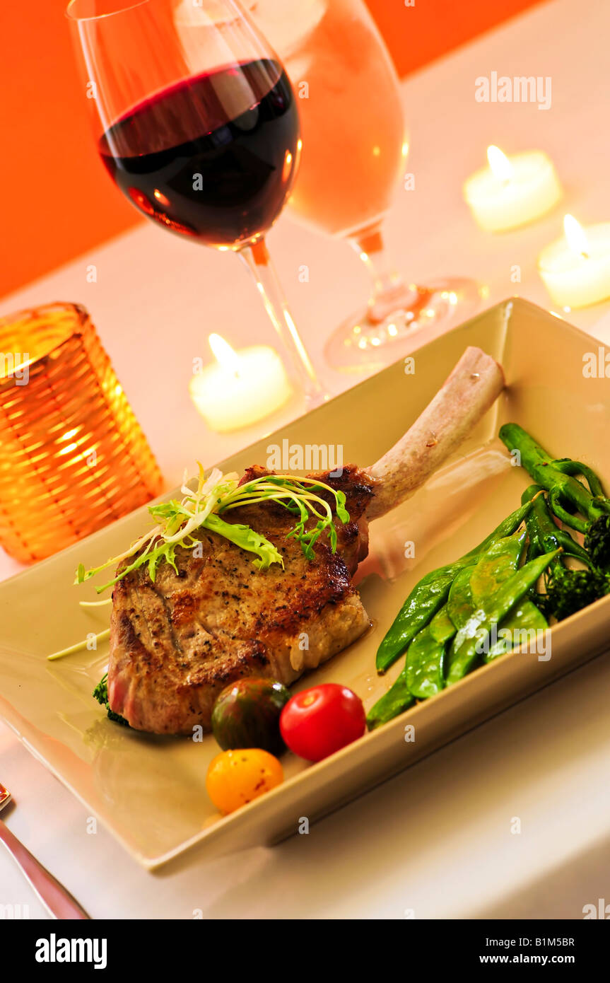 Gourmet romantica cena con vino rosso a lume di candela Foto Stock