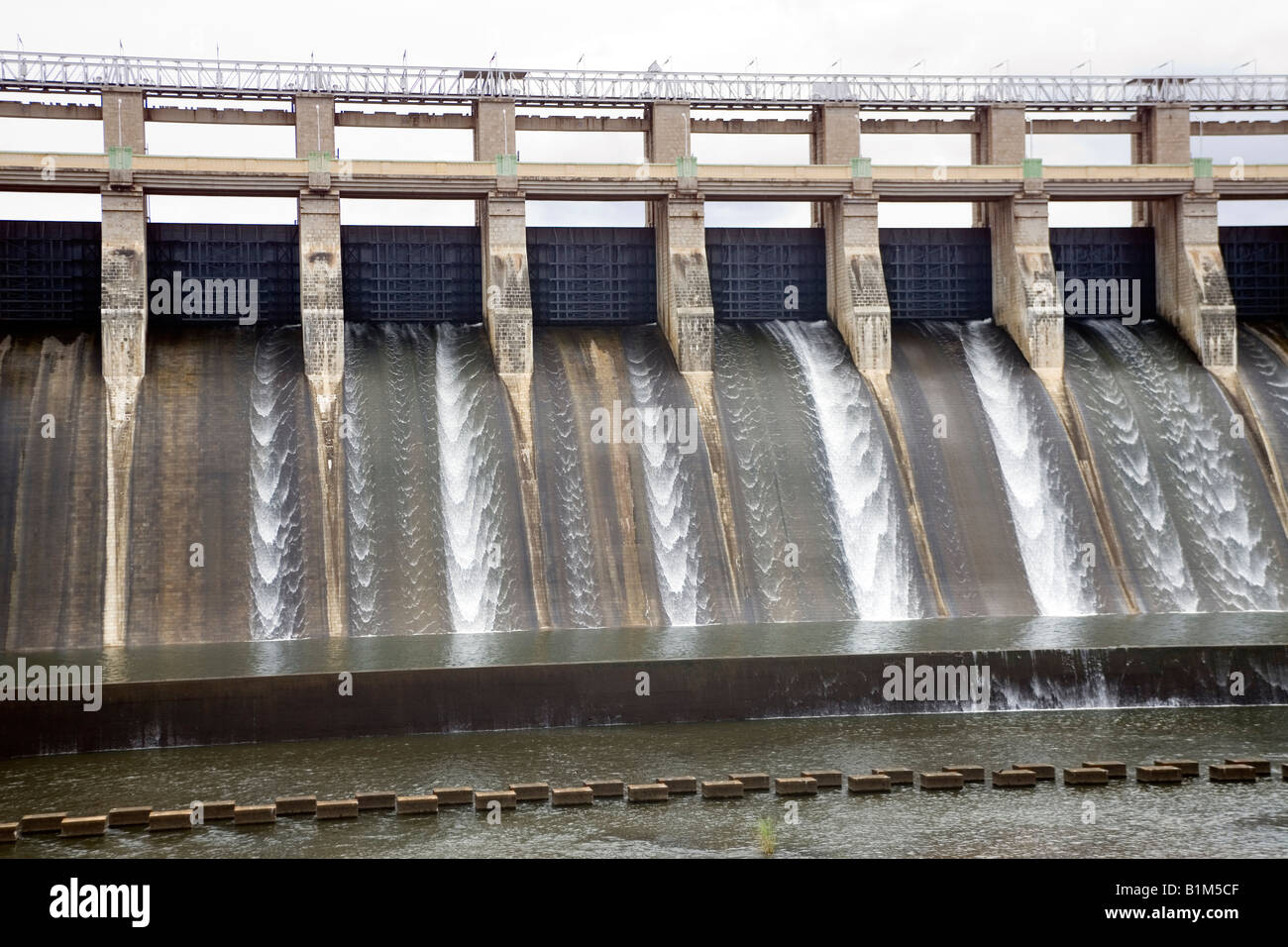 Amaravati acqua della diga sul fiume Amaravati, affluente del Cauvery, il più contestato il fiume importante in India. Il Tamil Nadu, India Foto Stock