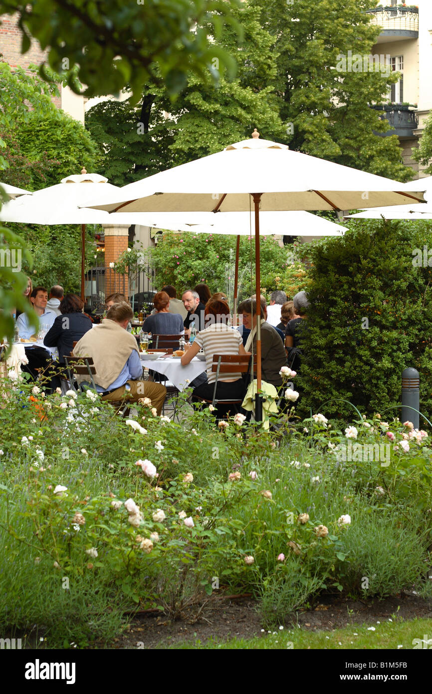 Berlino Germania l'elegante open air Cafe Wintergarten nella Literaturhaus sulla Fasanenstrasse vicino a Kurfurstendamm Foto Stock