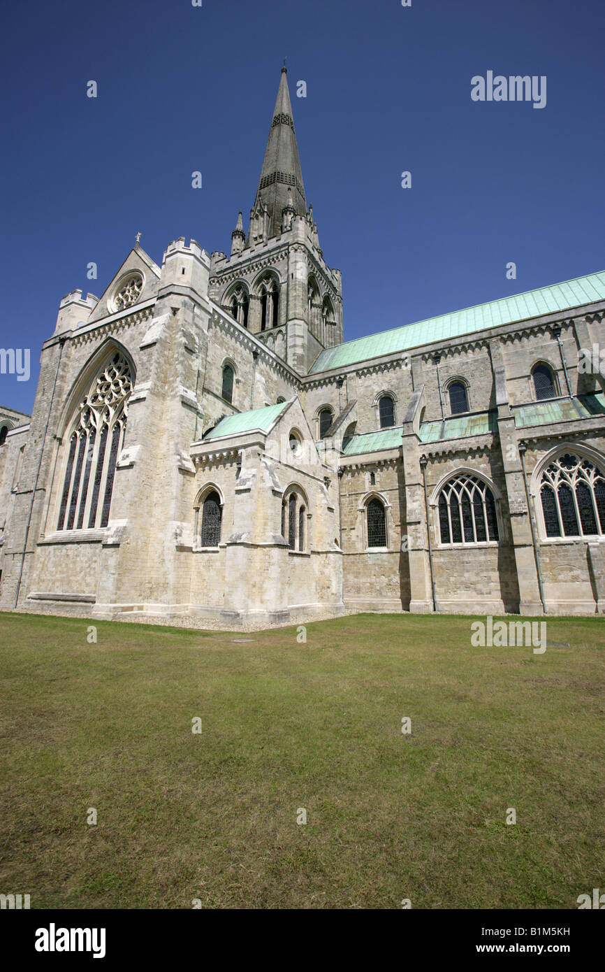 Città di Chichester, Inghilterra. Il transetto e la guglia visto dalla facciata meridionale della Cattedrale della Santissima Trinità di Chichester. Foto Stock