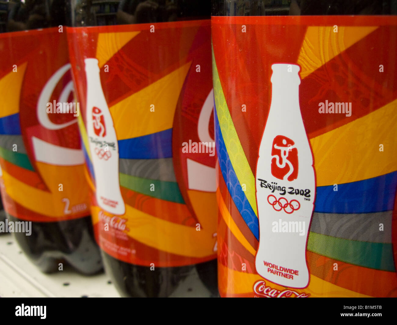Olympic bottiglie di Coca Cola in un negozio di alimentari ripiano in New  York Foto stock - Alamy
