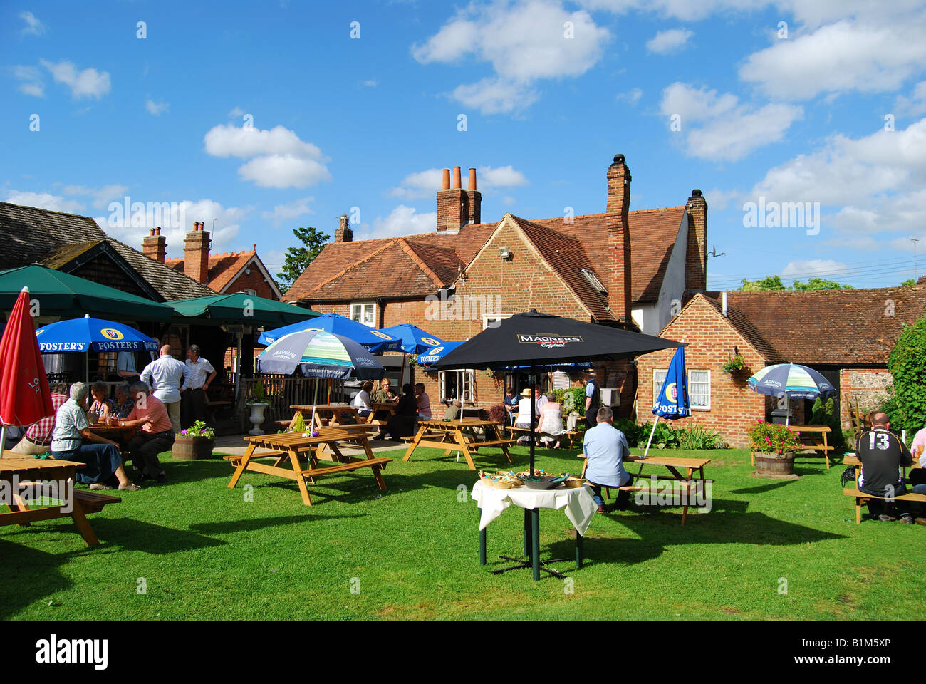 Il Kings Head Pub beer garden, Little Marlow, Buckinghamshire, Inghilterra, Regno Unito Foto Stock