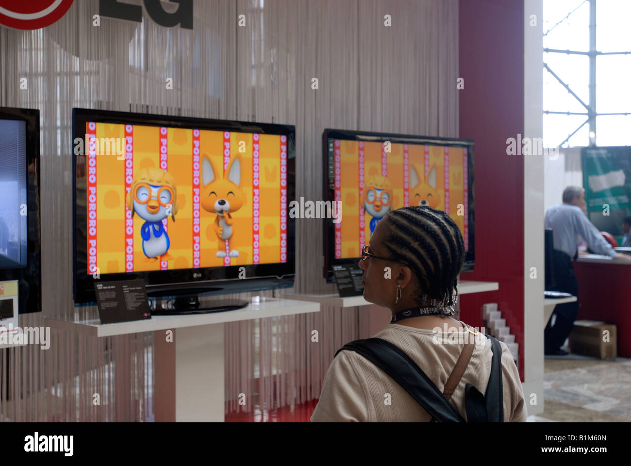 Un consumatore accede la LG Scarlet televisori ad alta definizione del World Financial Center di New York Foto Stock
