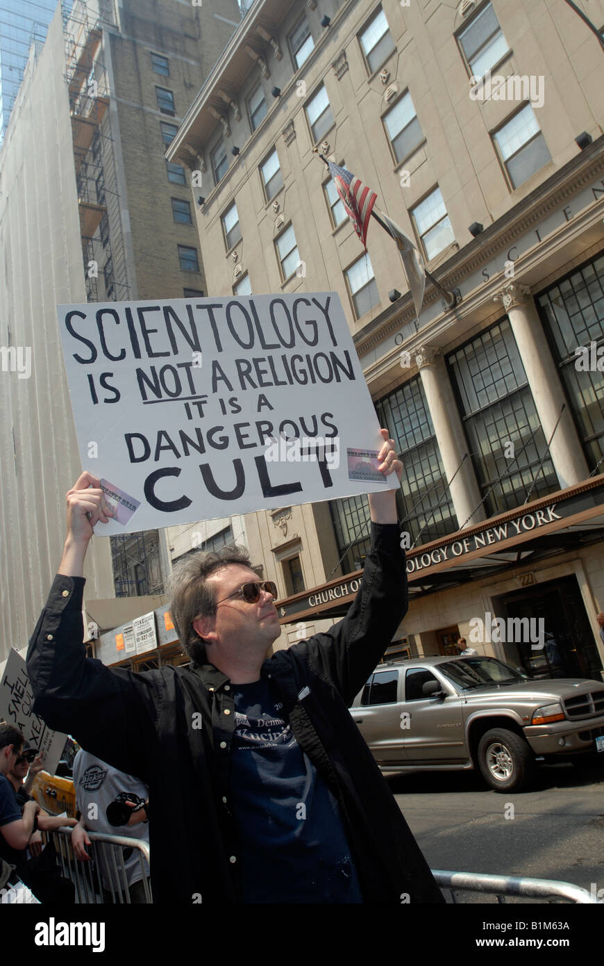 I membri dell'anti Scientology chiamate di gruppo se stessi anonimo protesta al di fuori della Chiesa di Scientology in Midtown New York Foto Stock