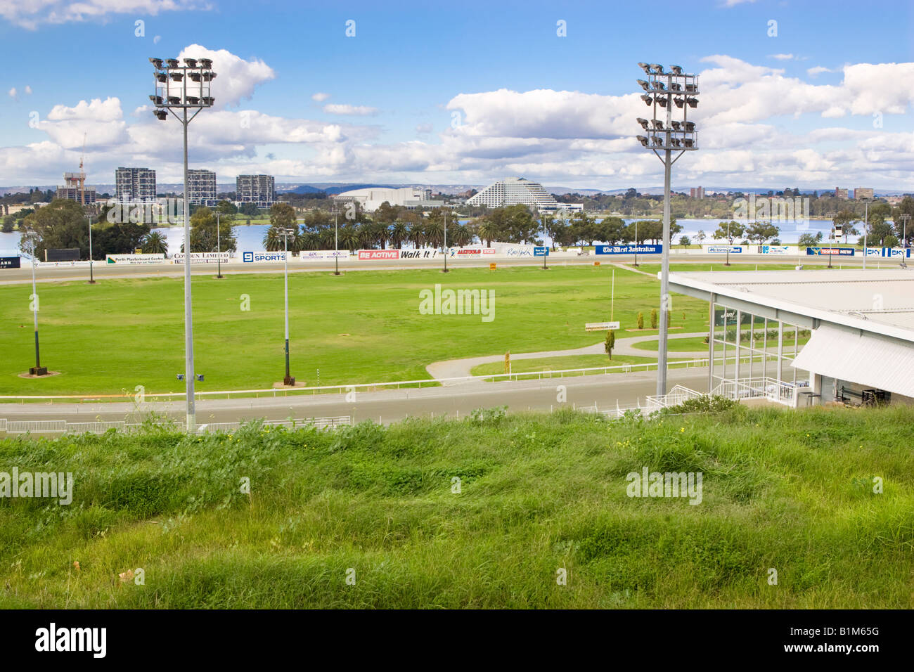 Gloucester Park Racecourse a Perth, Western Australia con Burswood Casino nella distanza Foto Stock