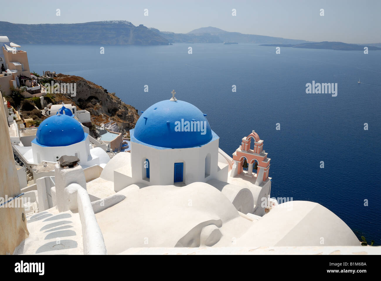 Chiesa tradizionale con cupola blu di Oia - Santorini, Grecia Foto Stock