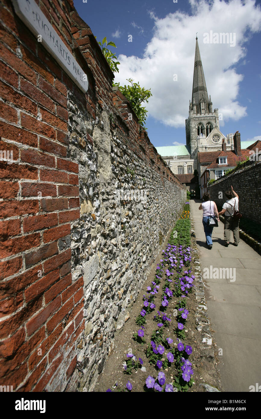 Città di Chichester, Inghilterra. Saint Richard a piedi con la Cattedrale della Santa Trinità di Chichester in background. Foto Stock