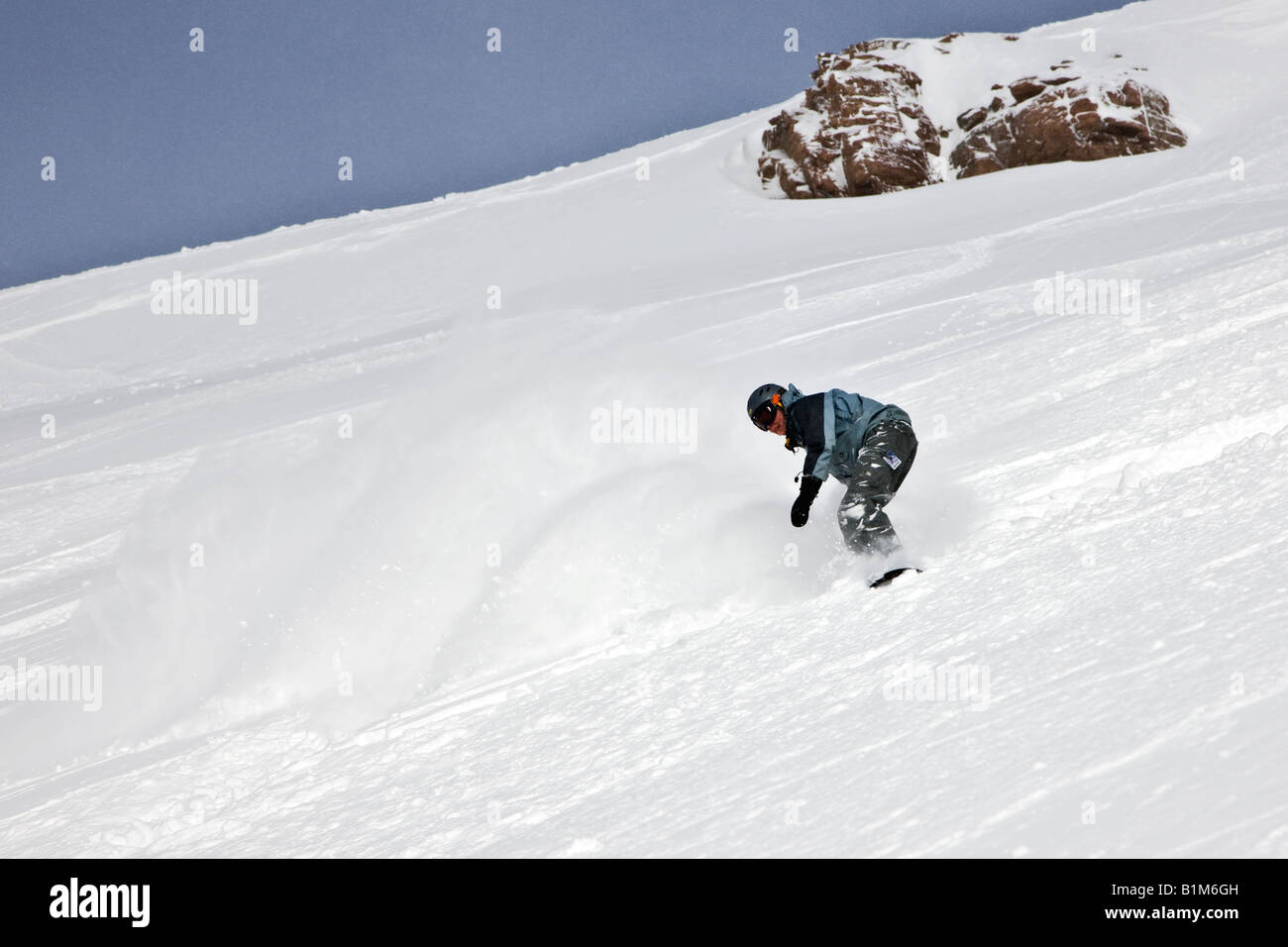 Lone snowboarder in fresco in polvere di neve. Nessun nome Bowl, Monarch Mountain, Colorado, STATI UNITI D'AMERICA Foto Stock