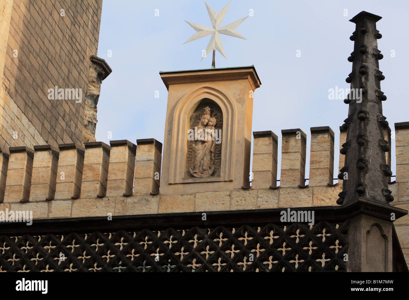 La scultura della Madonna sui bastioni dei Cavalieri di St John o cavalieri di Malta presso la chiesa di Nostra Signora sotto la catena Foto Stock