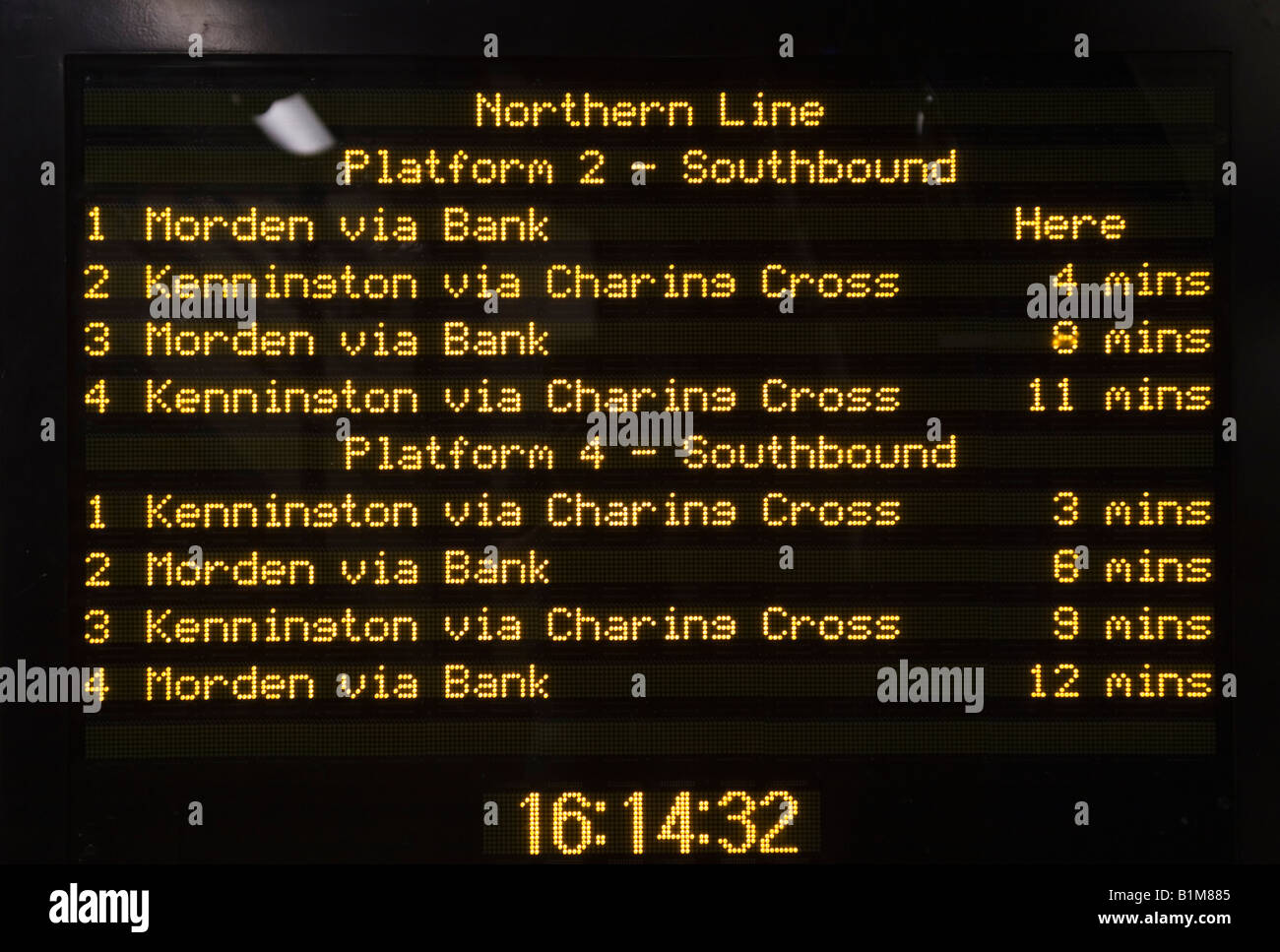 Northern line display board - Stazione della metropolitana di Camden Town - Londra Foto Stock