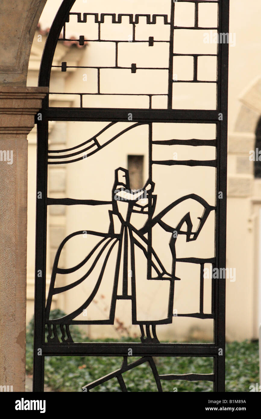 Elementi in ferro battuto sul cancello di ingresso alla chiesa di Madonna sotto la catena e i Cavalieri di San Giovanni o i cavalieri di Malta a Praga Foto Stock