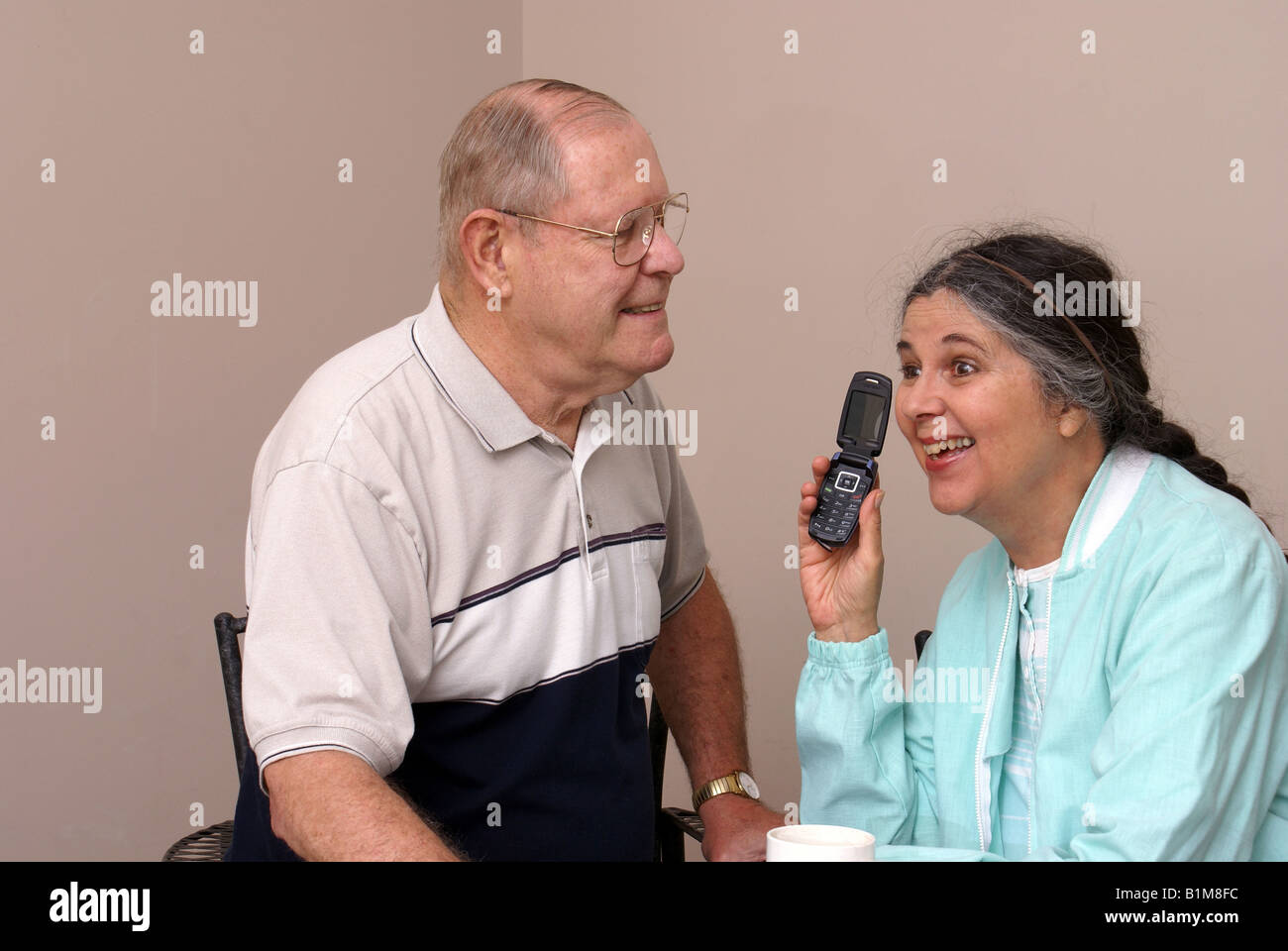 Ascolto di Telefono Cellulare insieme Foto Stock