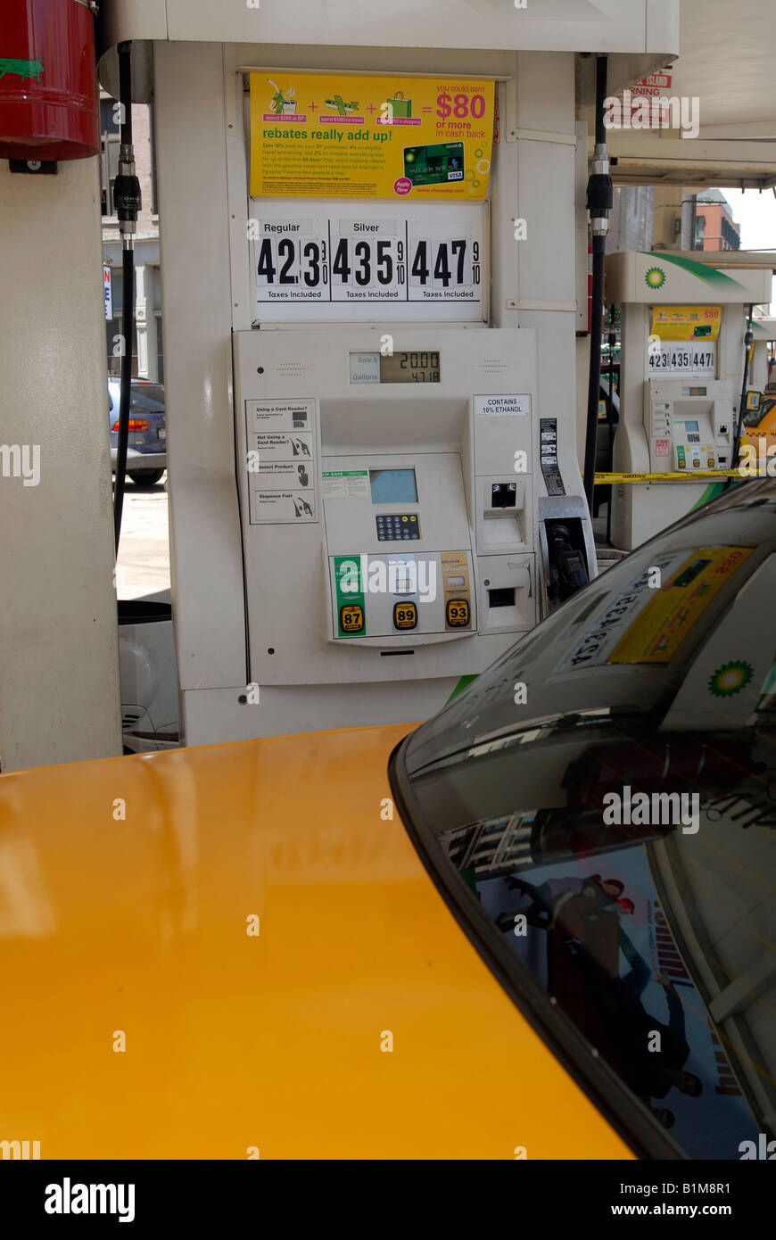 Driver del gas fino a BP la stazione di gas nel quartiere di Soho di New York Foto Stock