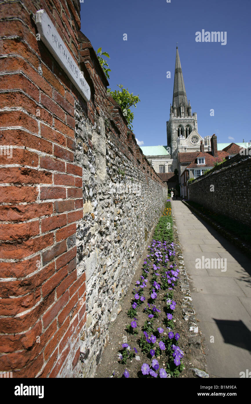 Città di Chichester, Inghilterra. Saint Richard a piedi con la Cattedrale della Santa Trinità di Chichester in background. Foto Stock