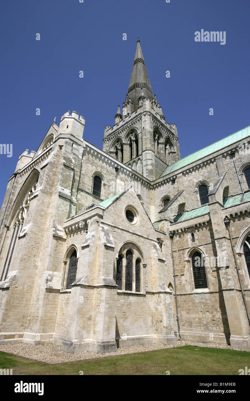 Città di Chichester, Inghilterra. Il transetto e la guglia visto dalla facciata meridionale della Cattedrale della Santissima Trinità di Chichester. Foto Stock